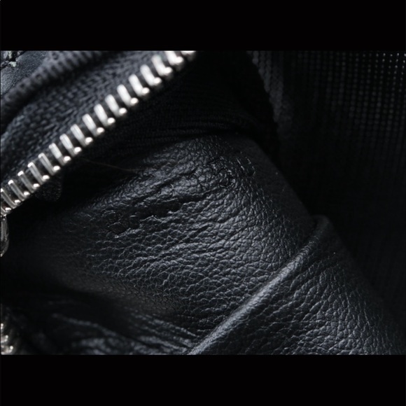 Louis Vuitton Case - Picture 14 of 15